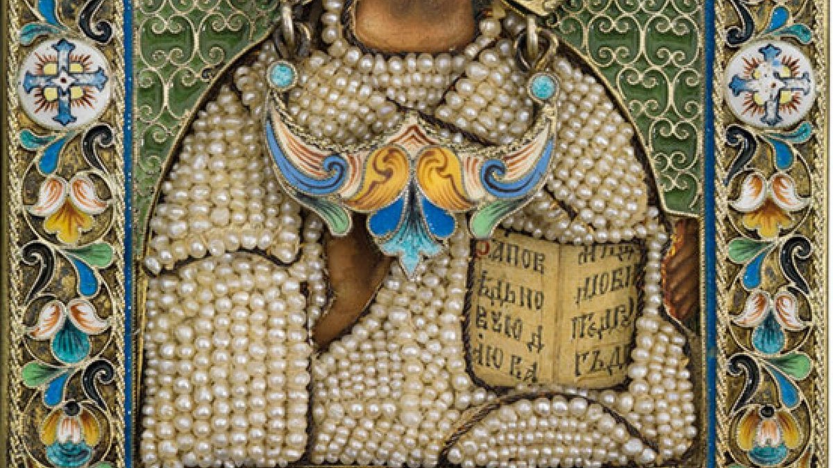 Detail einer russischen Ikone mit reich gearbeiteter Riza: Filigran, Cloisonné-Email und Perlarbeit um die gemalte Figur