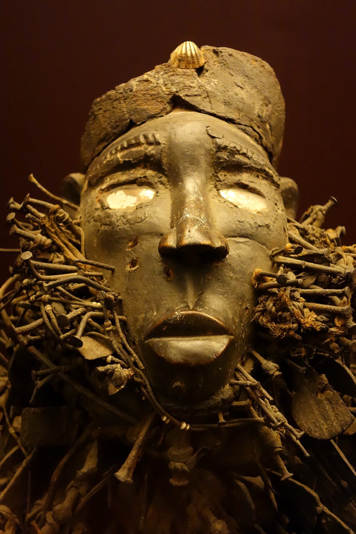 Kongo-krachtbeeld (nkisi nkondi) uit de Mayombe-regio van Beneden-Congo, hardhout bezet met ijzeren spijkers en lemmeten, met een met spiegel verzegelde holte in de buik, in de collectie van het Koninklijk Museum voor Midden-Afrika in Tervuren. Het meest geimiteerde object in heel het Afrikaanse veld.