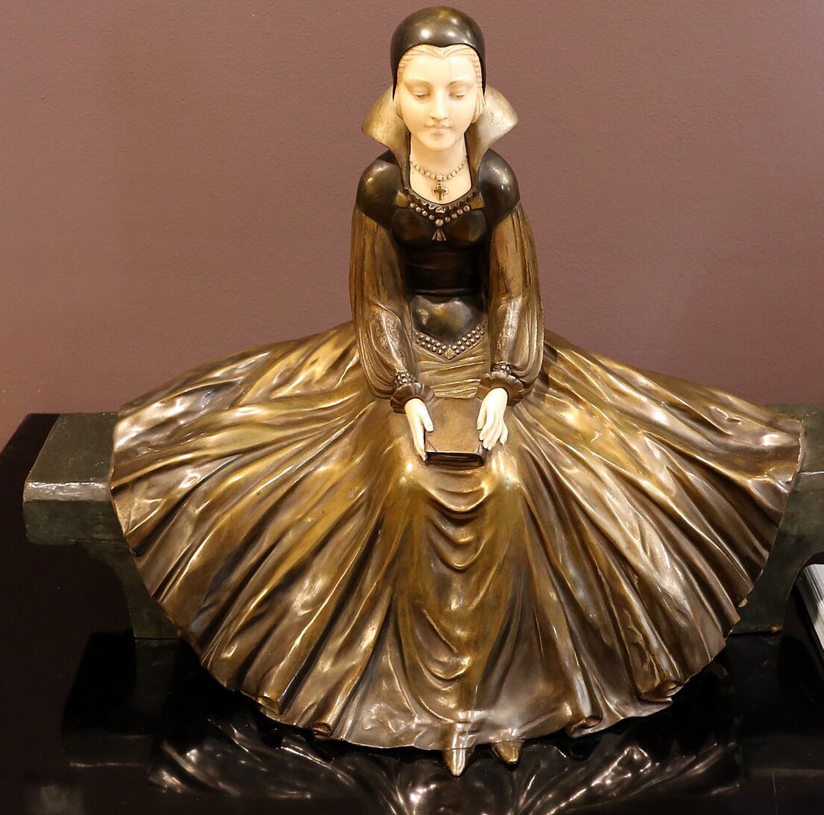Chryselefantien figuur van Demetre Chiparus, brons met verzilverde en vergulde patina, gezicht en handen in gesneden ivoor, op een sokkel van groen marmer, circa 1920 tot 1940