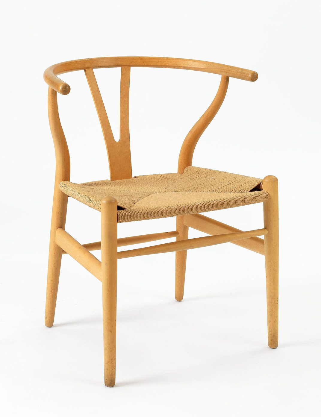 Wishbone Chair CH24 van Hans J. Wegner met Y-vormige rugsteun en handgevlochten zitting in papierkoord