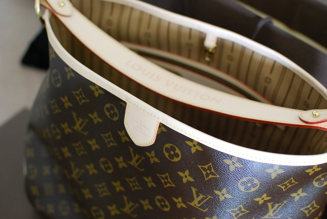 Louis Vuitton Delightful MM en toile Monogram avec bordure en vachetta, marquage &agrave; chaud et int&eacute;rieur visibles