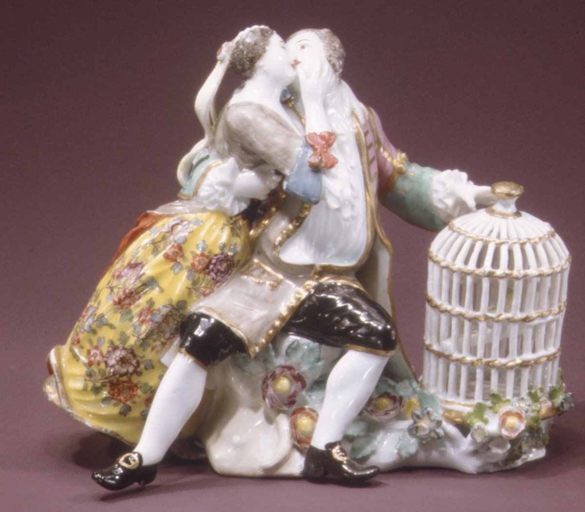 Groupe en porcelaine de Meissen représentant deux amoureux près d'une cage à oiseaux, peint en couleurs d'émail
