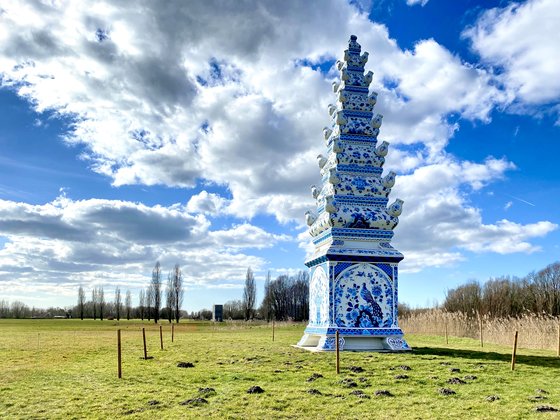 Delfts Blauwe tulpenvaas-piramide, 12 meter hoog kunstwerk langs de A13 bij Delft — Land Art Delft & Royal Delft