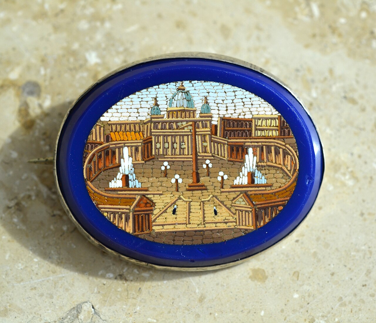 19e-eeuwse Italiaanse micromozaïek-broche met Sint-Pietersplein in Rome — Wikimedia Commons, CC BY 4.0, foto: Dulamas